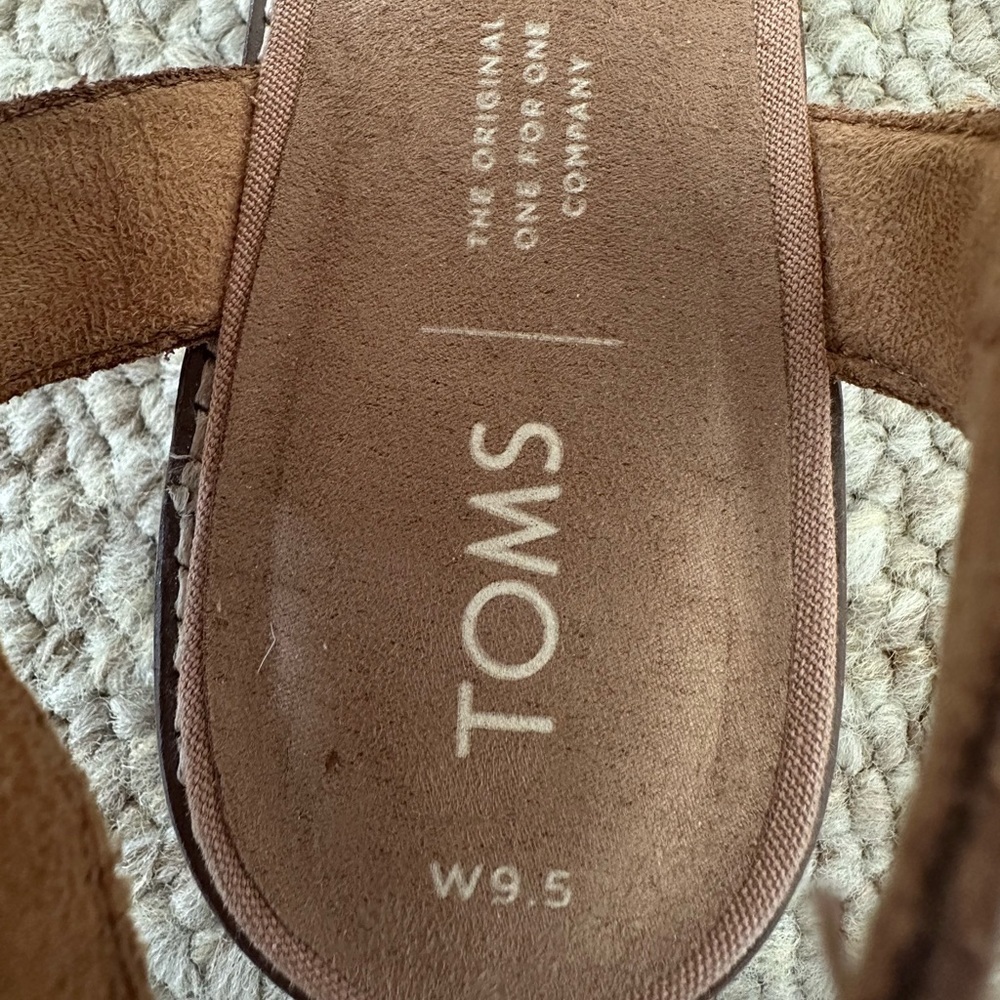 Toms size 9.5 beachy sandals - Picture 3 of 3